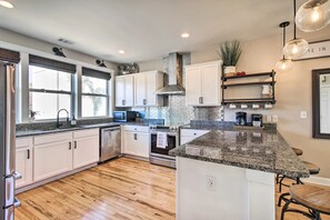 Fridge, microwave, oven, stovetop - Charming 3-bedroom townhouse, minutes from the beach, on peaceful Tybee Island. (Tybee Island)