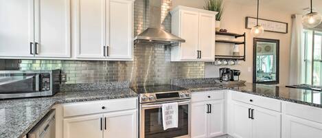 Køleskab, mikrobølgeovn, ovn, kogeplade