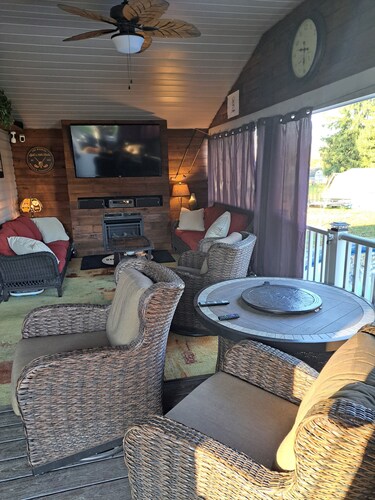 Charming 1-bedroom apartment with WiFi, AC in delightful Monaca