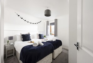 2 bedrooms, iron/ironing board, WiFi, bed sheets - St Andrews is situated in the heart of Roserrow Estate and offers comfortable and cosy living for fo (Roserrow)