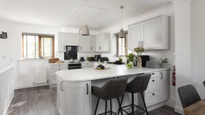 Kaffetrakter/tekoker, kjøleskap, mikrobølgeovn og ovn