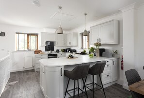 Kjøleskap, mikrobølgeovn, ovn og oppvaskmaskin