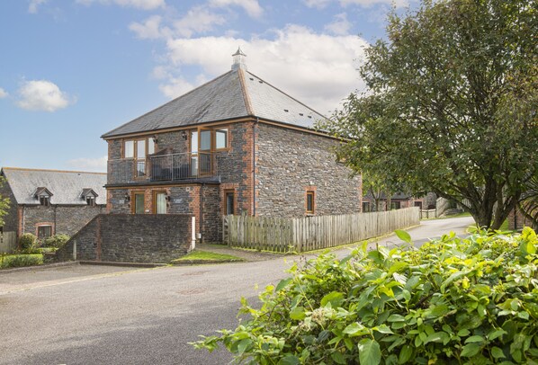 Exterior - St Andrews is situated in the heart of Roserrow Estate and offers comfortable and cosy living for fo (Roserrow)