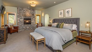 4 bedrooms, iron/ironing board, WiFi, bed sheets - Stunning ᨒ Home| 12 Min to Resort | Wrap Around Deck with Hot Tub and Grill (Big Sky)