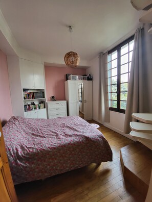 3 slaapkamers, een strijkplank/strijkijzer, gratis wifi, beddengoed