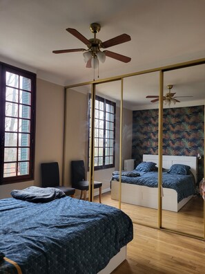 3 slaapkamers, een strijkplank/strijkijzer, gratis wifi, beddengoed