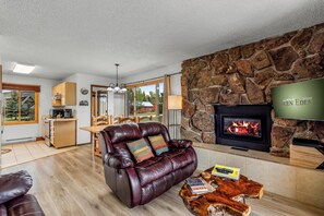 Smart TV, fireplace - Juniper - Get away with modern conveniences (Clark)