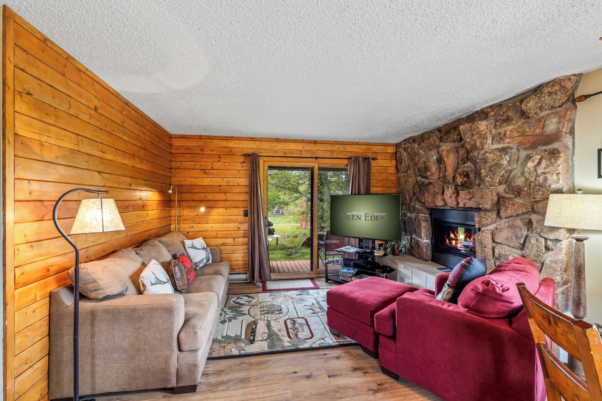 Smart TV, fireplace