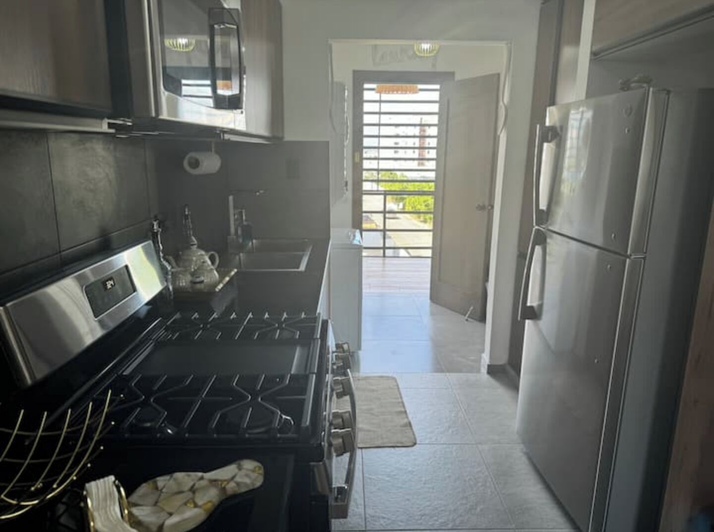 Een koelkast, een microgolfoven, een oven, een kookplaat