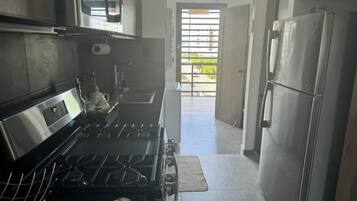 Een koelkast, een microgolfoven, een oven, een kookplaat