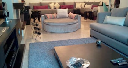 Grand et joli appartement dans un quartier chic Ă Casablanca