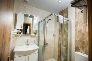 Shower, hair dryer, towels, soap - Honey Hotel (Istanbul)