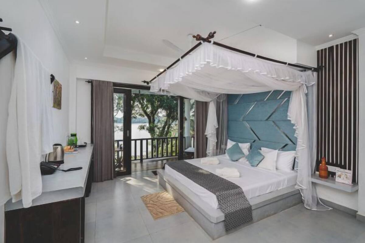Soundproofing, free WiFi, bed sheets
