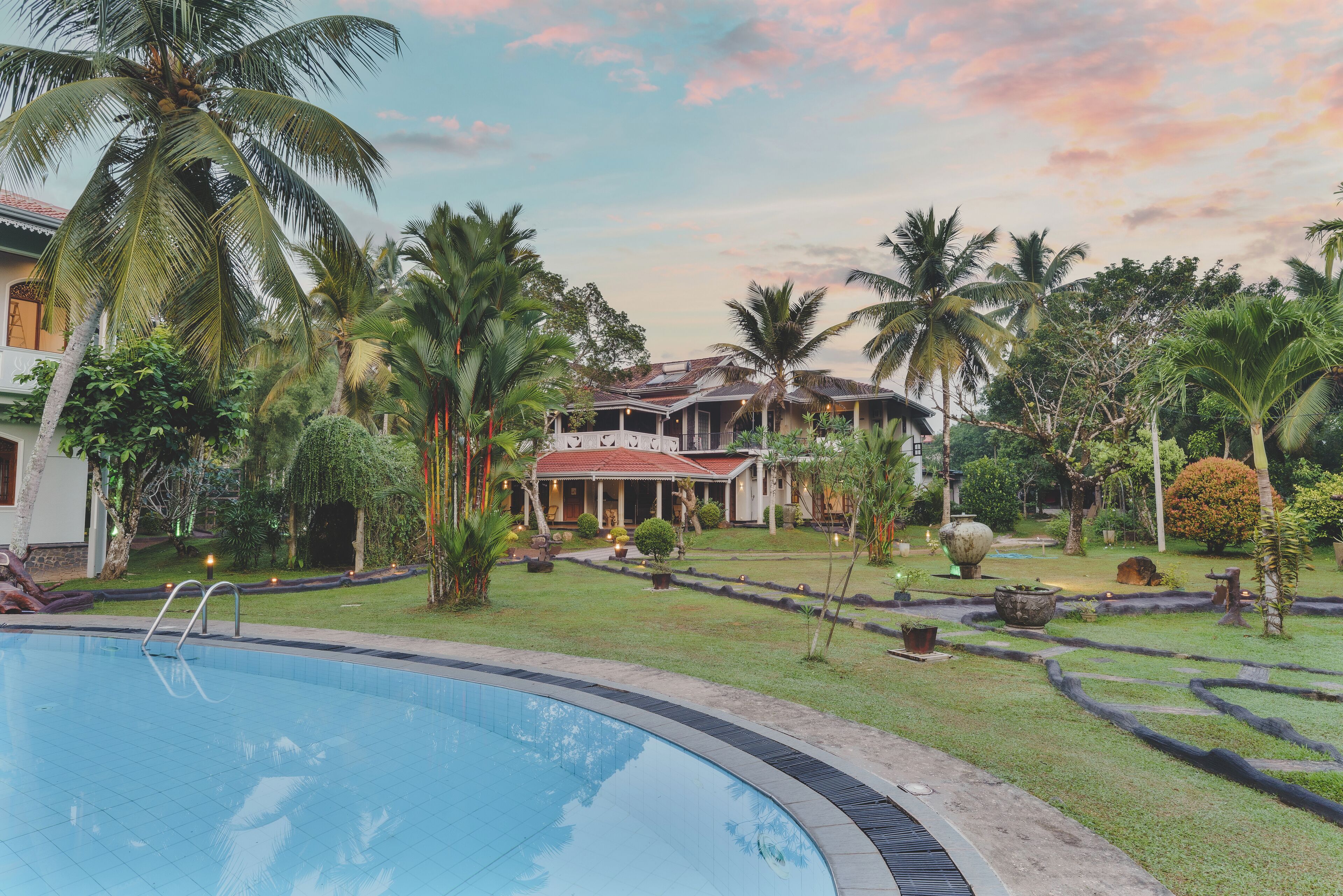 3 outdoor pools, lifeguards on site