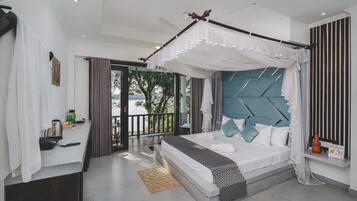 Un dormitorio moderno con cama con dosel, vistas al exterior y un balcón.