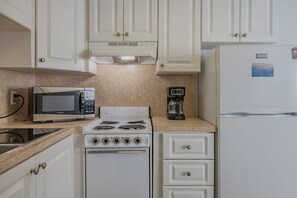 Fridge, microwave, oven, stovetop - Pool View King Suite #110 (New Smyrna Beach)