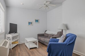 TV - Pool View King Suite #110 (New Smyrna Beach)