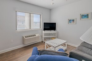 TV - Pool View King Suite #110 (New Smyrna Beach)