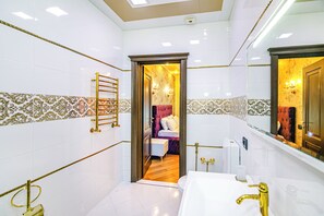 Premium Condo | Bathroom | Shower, hydromassage showerhead, free toiletries, hair dryer - Azure by residences (Baku)