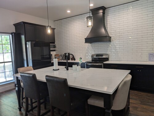 Upscale 2 Bed/2.5 Bath w/Lighted Pickleball Court&Fiber Internet near the Dragon