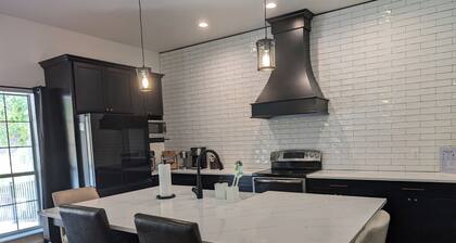 Upscale 2 Bed/2.5 Bath w/Lighted Pickleball Court&Fiber Internet near the Dragon