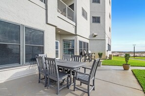 Outdoor dining - Gulf Shores Plantation-Dunes 5001 (Gulf Shores)