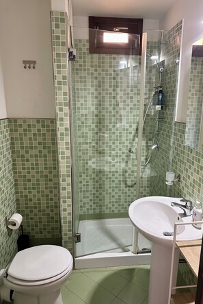 Douche, sèche-cheveux, serviettes fournies, savon