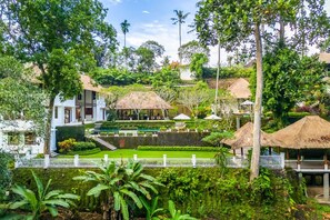 المنطقة المحيطة بالمنشأة