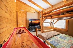 4 bedrooms, desk, free WiFi, bed sheets