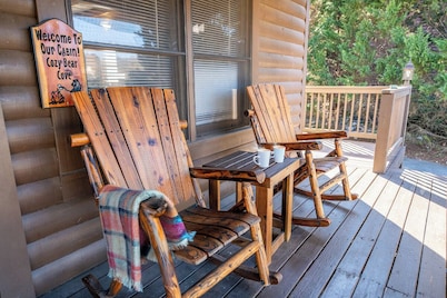 *Charming 4BD Lodge w/ Hot Tub! Near Town + GAMES*