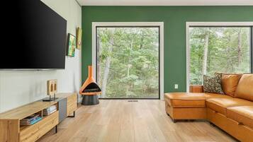 Smart TV, chimenea y tenis de mesa
