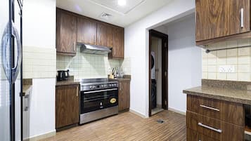 Full-size fridge, microwave, oven, electric kettle