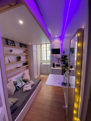 Interior - Cute little apartment (Neuilly-sur-Seine)