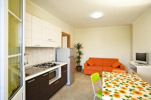 Deluxe-lejlighed - 2 soveværelser | Privat køkken | Køleskab, mikrobølgeovn