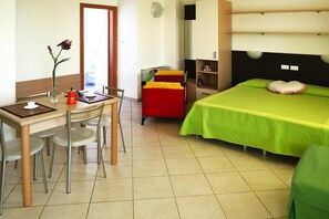 2 Schlafzimmer, individuell eingerichtet