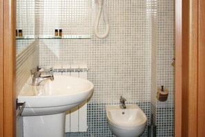 Deluxe Apartment, 2 Bedrooms | Bathroom | Shower, hair dryer - Apartment in Vada Near Restaurants (Rosignano Marittimo)