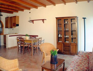 Deluxe Apartment, 3 Bedrooms | Living room