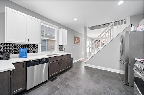 Charming house in amazing Chicago with WiFi and AC.  Close to many restaurants.