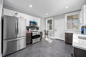 ثلاجة، ميكروويف، فرن، موقد طهي مسطح