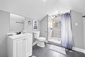Douche, sèche-cheveux, serviettes fournies, papier toilette