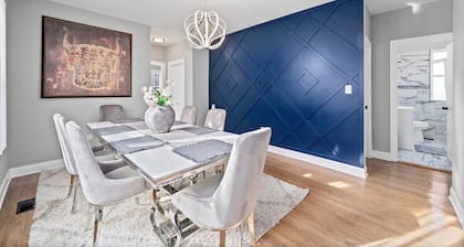Charming house in amazing Chicago with WiFi and AC. Close to many restaurants.