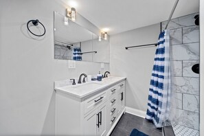 Douche, séchoir à cheveux, serviettes fournies, papier de toilette