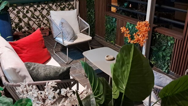 A patio area with wicker furniture, a table, and various plants. - Lovely loft in the heart of Casablanca  (Casablanca)