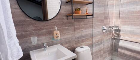 Douche, sèche-cheveux, serviettes fournies, savon