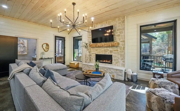 Smart TV, fireplace