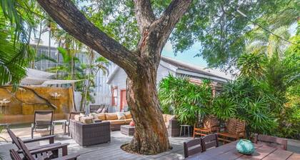 Harbor Walk Hideaways | Group Compound In Old Town, Pool!