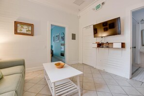 TV - African Queen | Perfect Suite Near Historic Seapor (Key West)