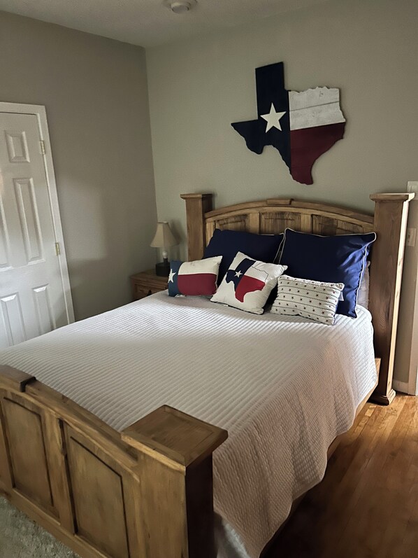 3 bedrooms, desk, WiFi, bed sheets