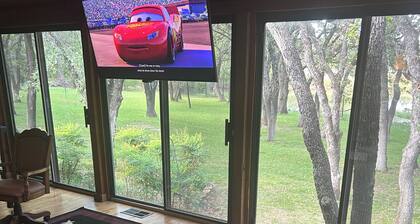 Beautiful Hidden Gem: Texas themed log cabin on 72 acres next to LBJ Grasslands