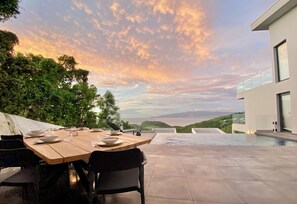 Outdoor dining - Exceptional villa, high standing, superb sea view, three ilets, swimming pool, wifi (Les Trois-Îlets)